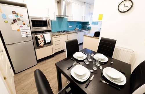 Leicester House | Stylish Retreat: 3BR Bungalow in Central Leicester
