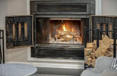 The Woods House | Stylish Retreat w Fireplace Games & Pool Access