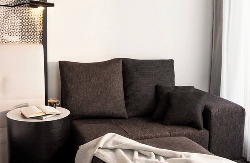 Brossard Hotel | Stylish Room Near REM for Easy Access to Downtown Montreal – Prime Location