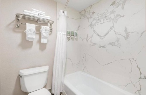 North Redondo Hotel | Stylish Room Near South Bay Beaches – 10-Min Drive to Manhattan Beach!