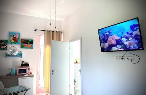 Alzenbach Apartment | Stylish room with bathroom in a newly built wooden house in Mehren/Westerwald.