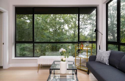 West Vancouver Apartment | Stylish Scenic Oasis 2-Bedroom Suite West Van