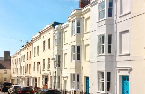 Hove Apartment | Stylish Seaside Maisonette - 200m to Beach