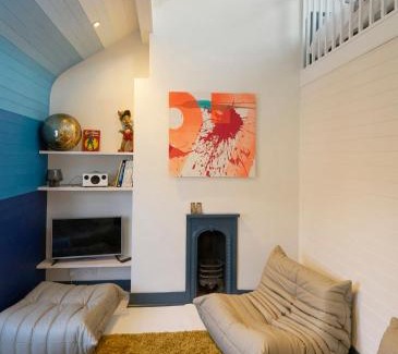 Hove Apartment | Stylish Seaside Maisonette - 200m to Beach