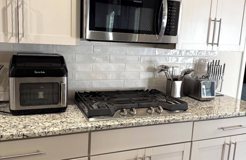 Hope Mills House | Stylish & Serene Home~FencedYard~Near I-95- Pet-Friendly