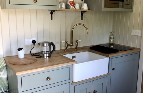 New Forest District Cabin | Stylish shepherd's hut, 10 mins walk from beach and village