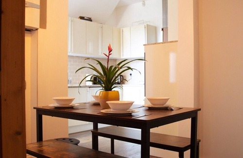 Harrow House | Stylish & Spacious Urban Oasis