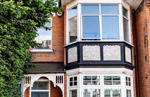 Harrow House | Stylish & Spacious Urban Oasis