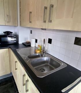 Clayton Apartment | Stylish spacious 2 bed Apt Balcony Nr City Stadium