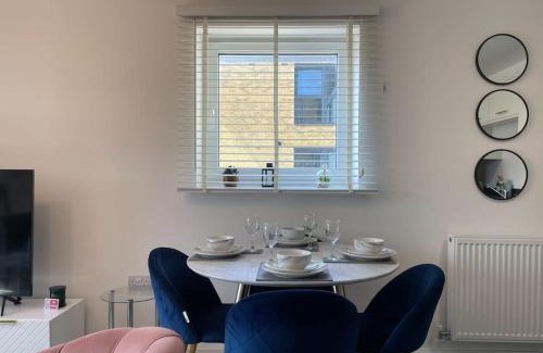 Wainscot Apartment | Stylish Station Apartment in Rochester with Free Parking