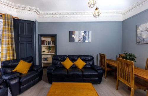 Leith Apartment | Stylish Stay by Calton Hill