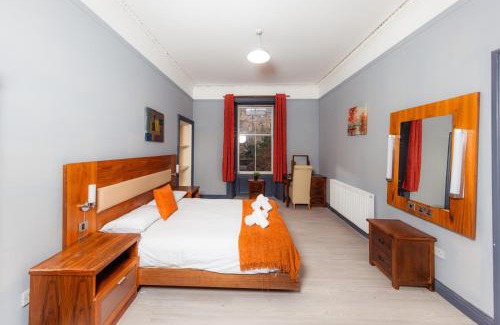 Leith Apartment | Stylish Stay by Calton Hill