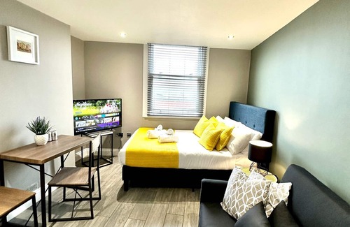 Brighton City Centre Apartment | Stylish Studio with Sea Views