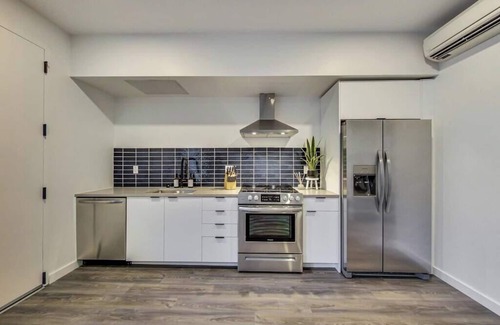 Downtown Oakland Apartment | Stylish Studio in Laney-Peralta