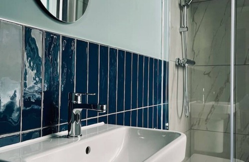 Innerleithen Apartment | Stylish studio room, king, en-suite & kitchenette (room 3)