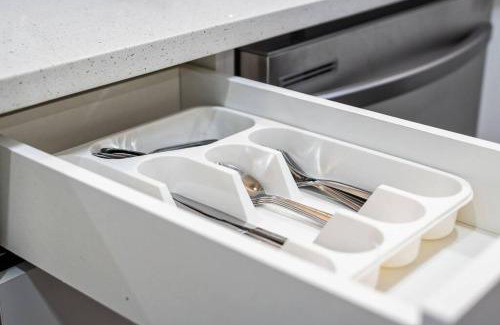 Jasper Place House | Stylish Suite-NearWEM-4 Bed-Central