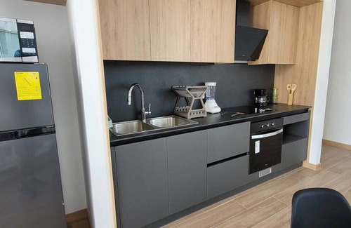 La Carolina Apartment | Stylish Suite with Mountain and City Views in Premier Quito Building