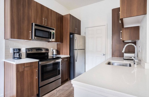 Sunnyvale Apartment | Stylish Sunnyvale 1BR w/Gym, Pool & W/D, nr highways, by Blueground