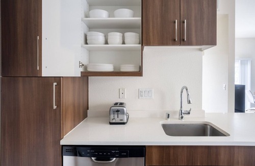 Sunnyvale Apartment | Stylish Sunnyvale 1BR w/Gym, Pool & W/D, nr highways, by Blueground
