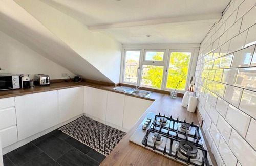 Cantelowes Apartment | Stylish Top Floor Flat in the Heart of Camden