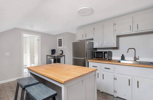 Warren Apartment | Stylish Top Floor Apartment in Downtown Warren