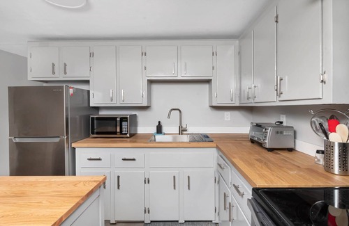 Warren Apartment | Stylish Top Floor Apartment in Downtown Warren