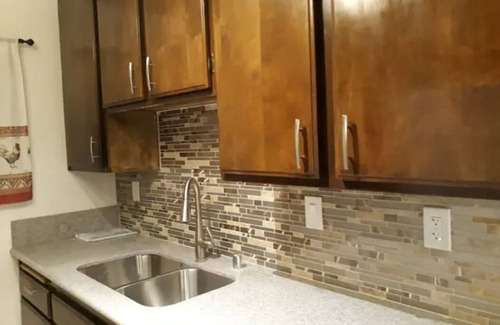 North Hills East House | Stylish Tri-level Townhouse Fully Furnished 2br, 2BA