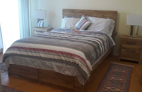 North Hills East House | Stylish Tri-level Townhouse Fully Furnished 2br, 2BA