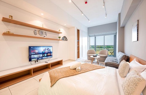 Dubai Apartment | Stylish Urban Oasis W Balcony