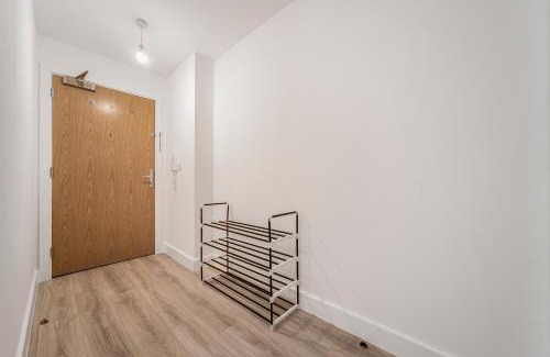 Coventry Apartment | Stylish Urban Retreat With TV and WFH Desk and Fans