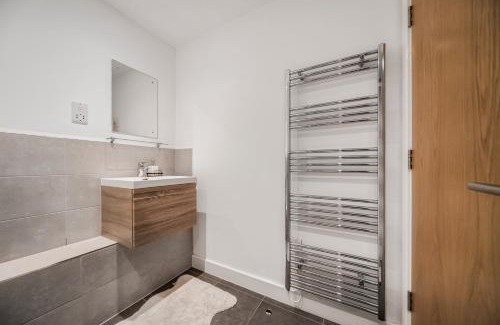 Coventry Apartment | Stylish Urban Retreat With TV and WFH Desk and Fans