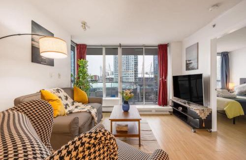 Crosstown House | Stylish Vancouver Condo with City Views