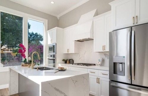 West Oakland House | Stylish Victorian Home with Parking and Garden - 10 Minutes from SF