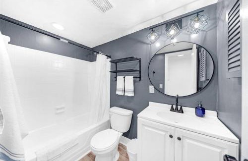 Survey Creek Apartment | Stylish - Water View Condo - Palm Wave Says