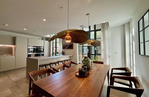 Newington Apartment | Sublime 3BD House by London Attractions, Southbank