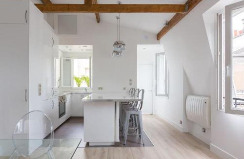 Quartier Sainte-Marguerite Apartment | Sublime appartement refait à neuf en dernier étage baigné de lumière avec une très belle hauteur sous plafond 2 chambres en plein centre de Paris