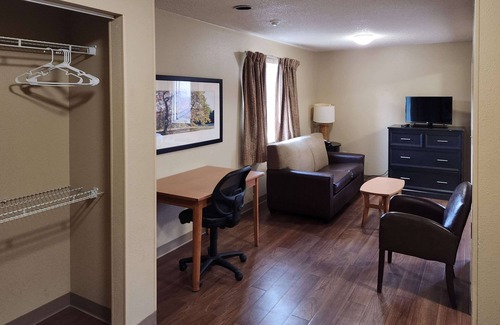 Summit Station Hotel | Suburban Studios Columbus East