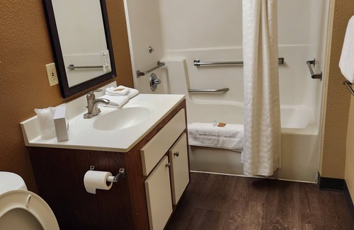 Summit Station Hotel | Suburban Studios Columbus East