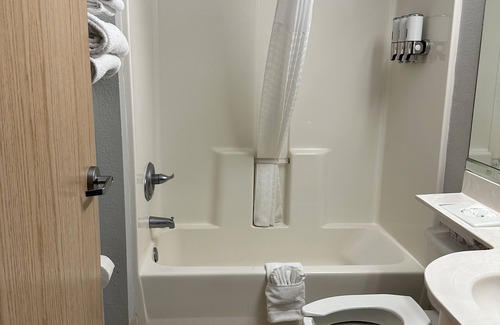 Hinton Hotel | Sugar Creek Inn & Suites