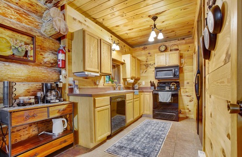 Huntingdon Cabin | Sugar Grove Log Cabin | HOT TUB + Fire Pit!