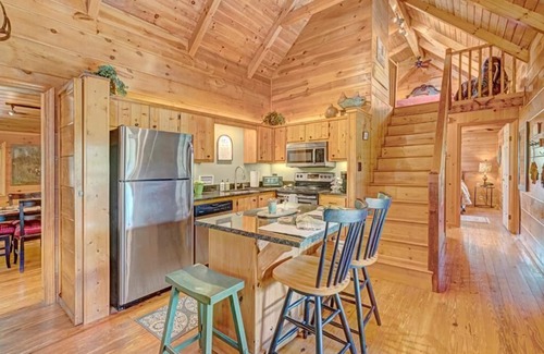 Banner Elk Cabin | Sugar Mountain Sugar Shack - Mountain Cabin, Gas Logs, Outdoor Space, 5 minutes to Sugar Mountain.