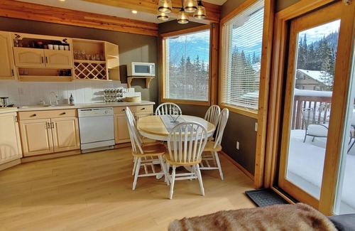 Sunburst Estates Ski Chalet | Sugar Pine Suite 2bd Kitchen Hot tub Get a Quote! Longer stay=lower rates.