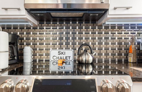 Cedar House | 🏡 Sugarloaf Chalet – Pet Friendly Escape | Hot Tub Fireplace Loft Bar Area ➠ 2510