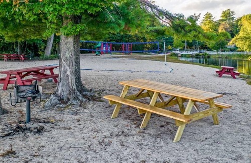 Moultonborough House | Suissevale Beach Access Home is close to States Landing Beach
