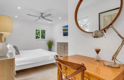 Barrier Island Apartment | Suite by Beach Waterfront Lago Key Three