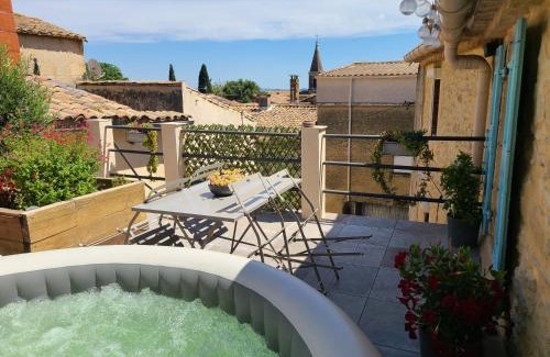 Ledenon House | Suite de charme avec terrasse, spa extérieur et petit piscine