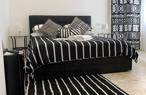 Rione Sanita Bed & Breakfast | Suite Di Palma Deluxe Triple Room with Shared Terrace, Wi-Fi and Air Conditioning