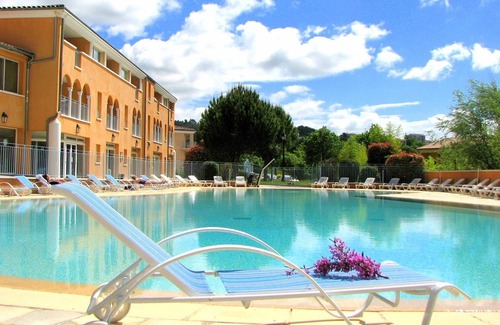 Greoux-les-Bains Condo | Suite Equipée | Accès 3 Piscines + Bain à Remous!