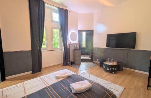 Cluis Bed & Breakfast | Suite Familiale au Château avec Balcon sur Parc - FR-1-591-767