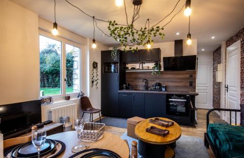 Orbec Apartment | SUITE INDUS - JARDIN, NETFLIX et PARKING - Le Manoir aux Pommes